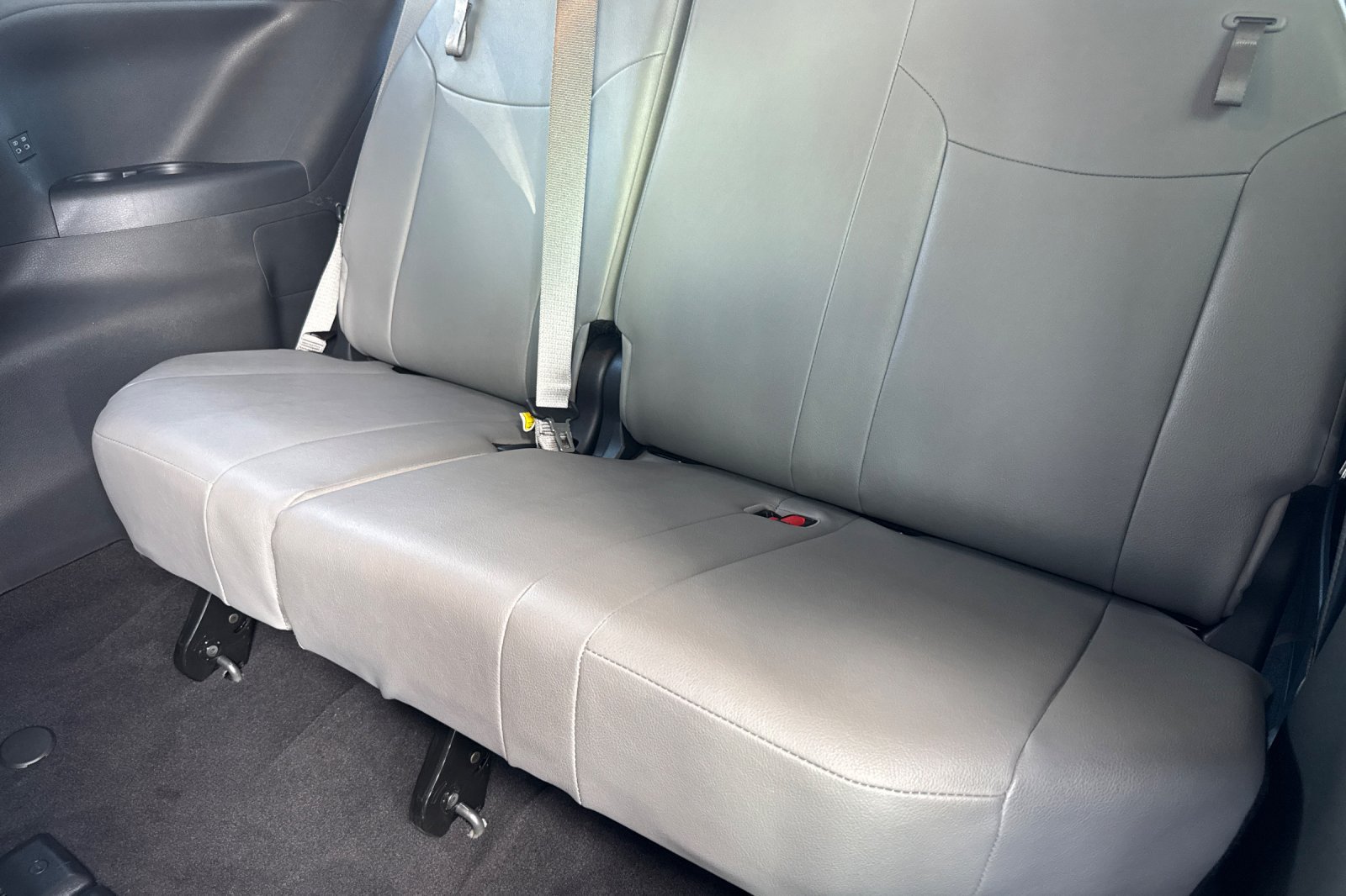 Used 2025 Toyota Sienna XLE FWD image 19