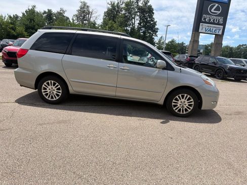 Used 2010 Toyota Sienna XLE FWD image 12