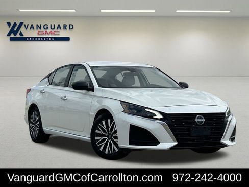 Used 2024 Nissan Altima 2.5 SV FWD image 1