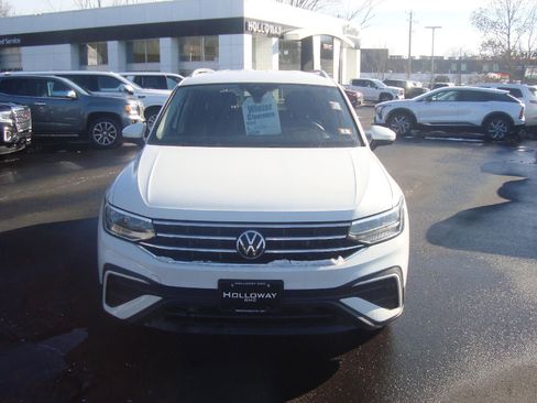 Used 2024 Volkswagen Tiguan SE image 2