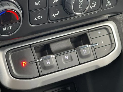 Used 2023 GMC Acadia SLT image 25