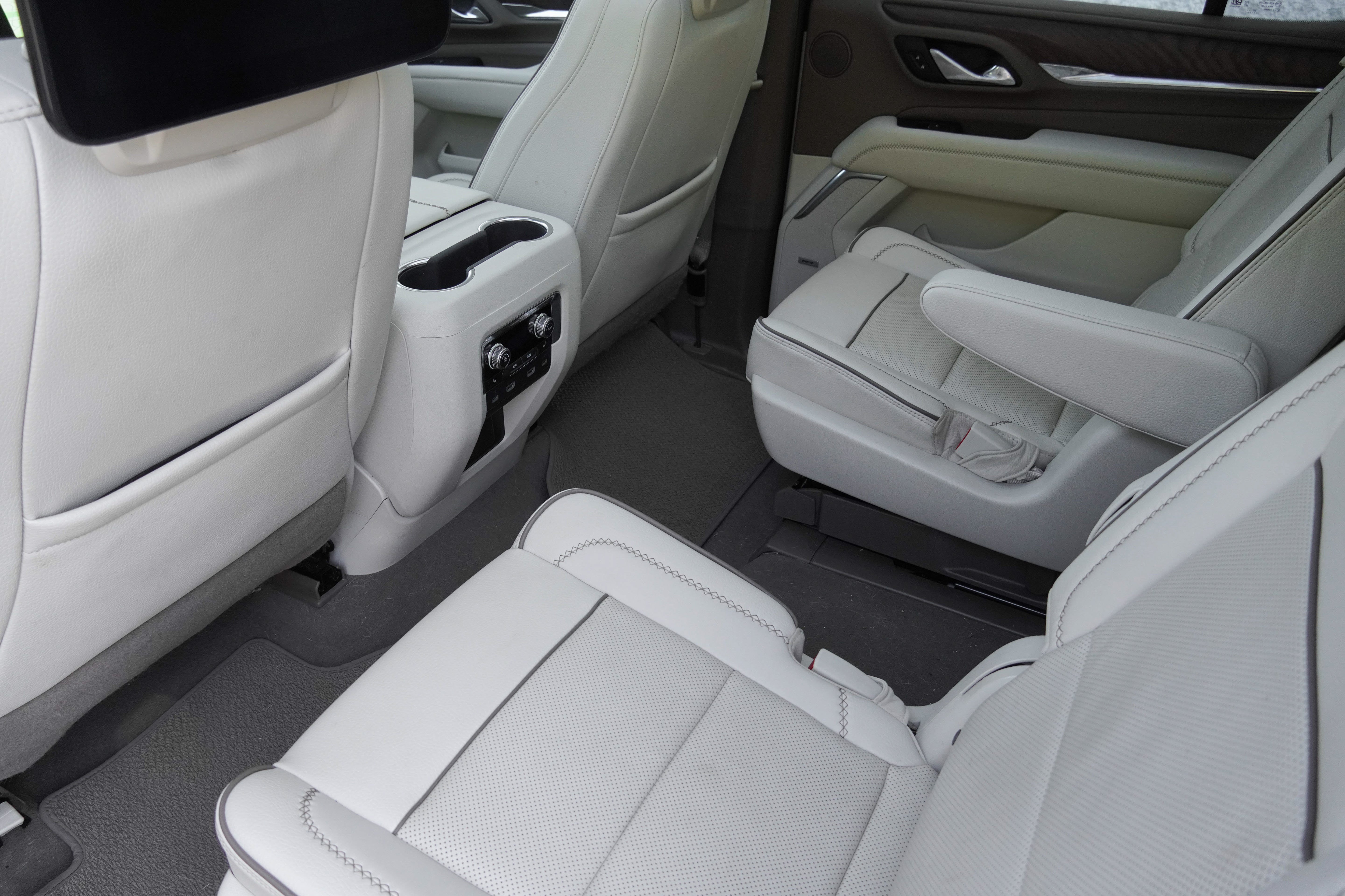 Used 2024 GMC Yukon Denali w/ Advanced Technology Package AWD/4WD image 35