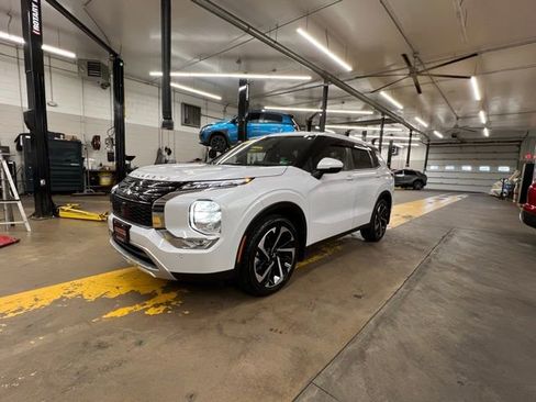 Used 2023 Mitsubishi Outlander SE image 3