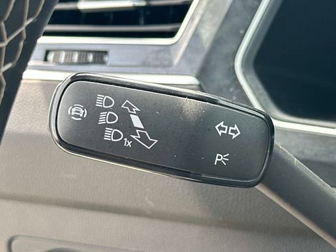 Used 2024 Volkswagen Tiguan SE w/ Panoramic Sunroof Package image 9