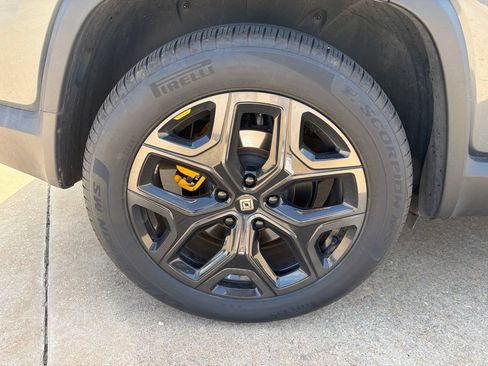 Used 2023 Rivian R1S Adventure AWD/4WD image 9