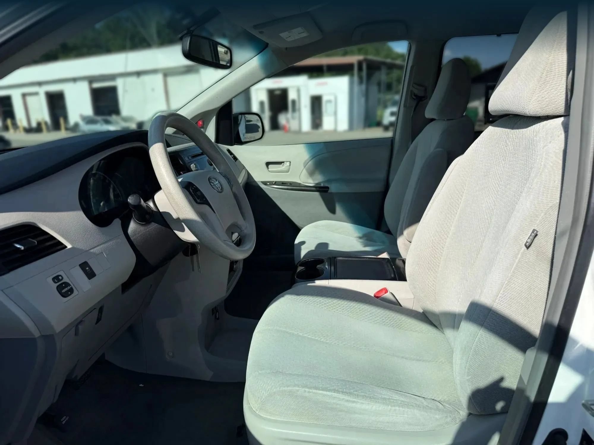 Used 2012 Toyota Sienna LE FWD image 2