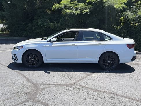 Used 2026 Volkswagen Jetta SE w/ Black Wheel Package FWD image 8