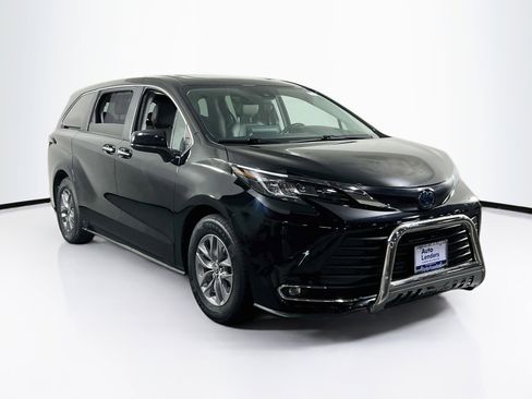 Used 2023 Toyota Sienna XLE FWD image 3