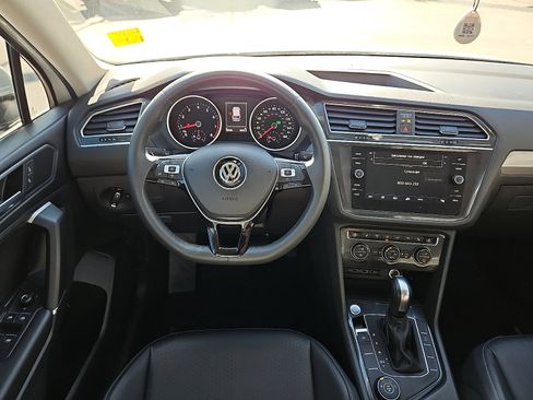 Used 2020 Volkswagen Tiguan SE w/ Panoramic Sunroof Package image 8