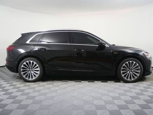 Used 2019 Audi e-tron Prestige w/ Prestige Package image 2