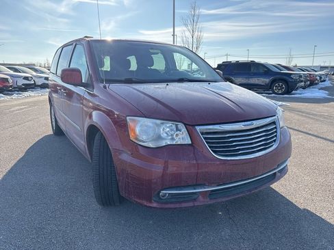 Used 2016 Chrysler Town & Country Touring image 12