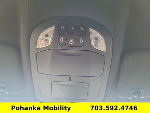 Used 2025 Chrysler Pacifica Select image 10