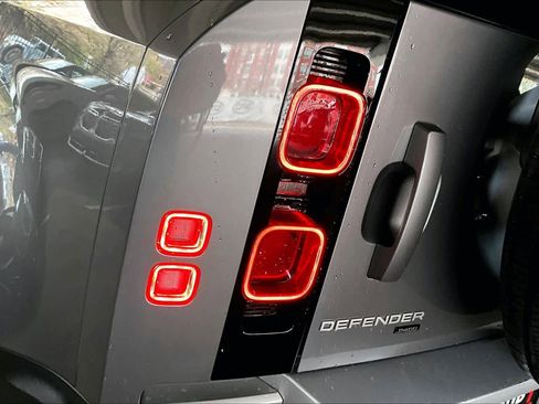 Used 2022 Land Rover Defender 110 SE image 29