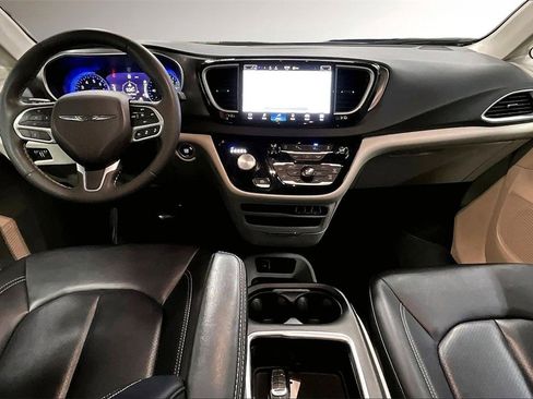 Used 2024 Chrysler Pacifica Touring-L image 8