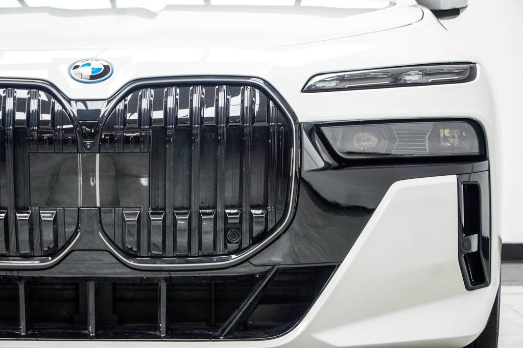 Used 2025 BMW 750e xDrive w/ Executive Package AWD/4WD image 14