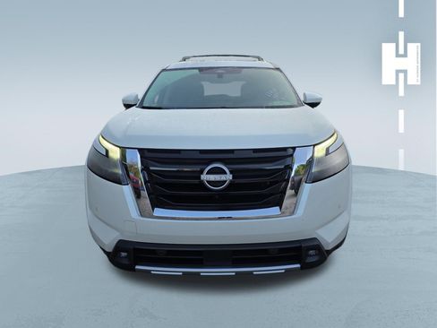Used 2023 Nissan Pathfinder Platinum image 2