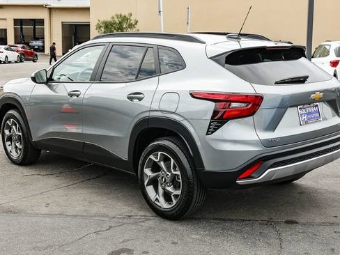 Used 2025 Chevrolet Trax LT FWD image 4