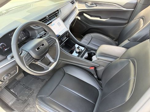 Used 2024 Jeep Grand Cherokee Limited w/ Luxury Tech Group II RWD image 18