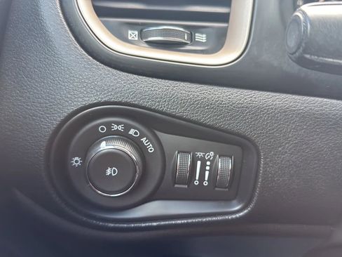 Used 2017 Jeep Renegade Latitude w/ Popular Equipment Group image 15