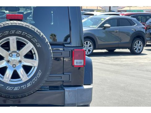 Used 2017 Jeep Wrangler Unlimited Sahara w/ Connectivity Group AWD/4WD image 16