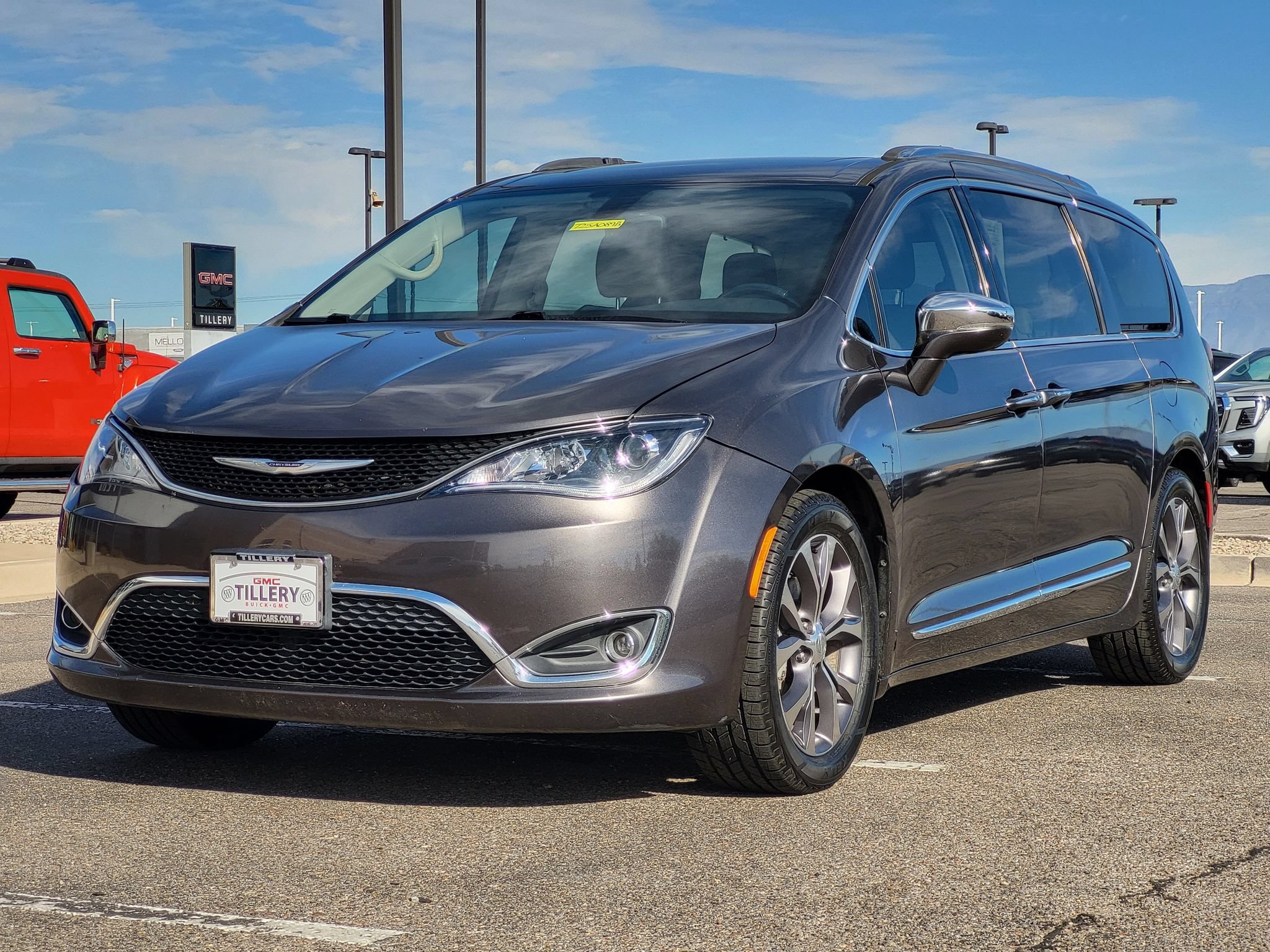 Used 2017 Chrysler Pacifica Limited w/ Tire & Wheel Group FWD image 4