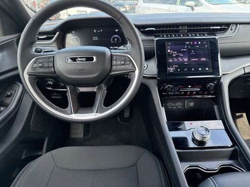 Used 2025 Jeep Grand Cherokee Laredo X image 24