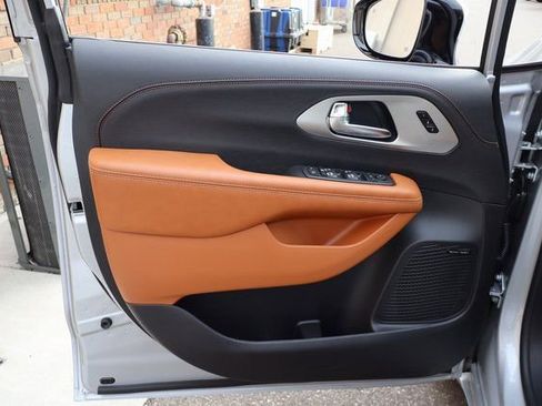 New 2026 Chrysler Pacifica Pinnacle image 9