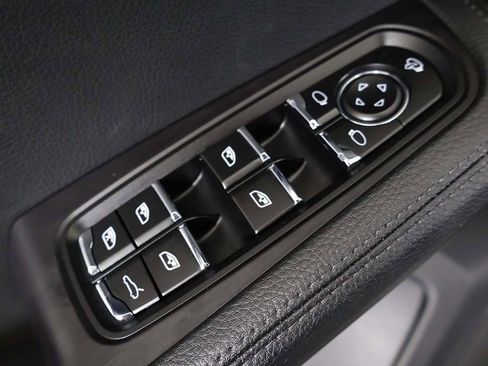 Used 2025 Porsche Macan image 42