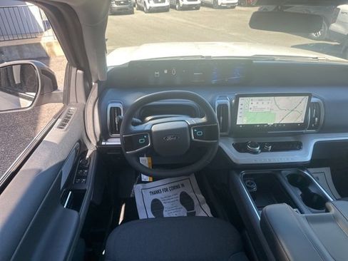 New 2025 Ford Expedition Active image 27