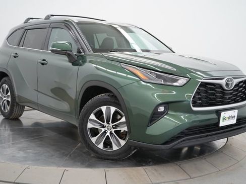 Used 2023 Toyota Highlander XLE image 3