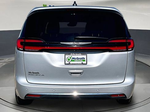 Used 2024 Chrysler Pacifica Touring-L FWD image 6