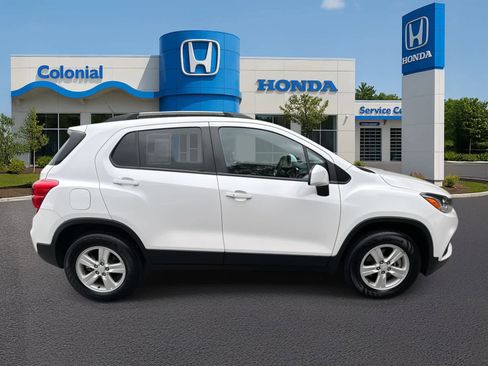 Used 2022 Chevrolet Trax LT w/ LT Convenience Package image 8