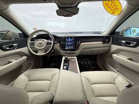 Used 2022 Volvo XC60 B5 Momentum AWD/4WD image 3
