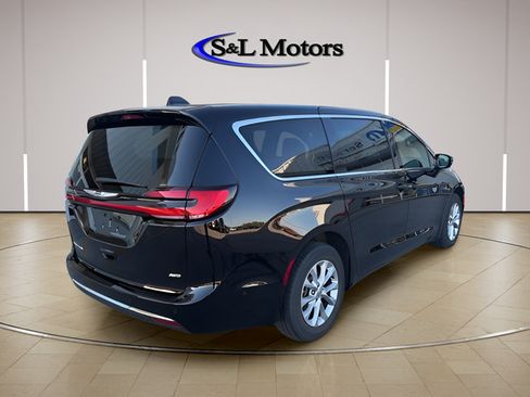Used 2025 Chrysler Pacifica Select AWD/4WD image 7