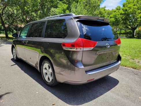 Used 2012 Toyota Sienna LE image 5