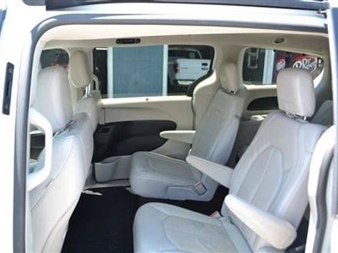 Used 2021 Chrysler Pacifica Touring-L FWD image 23