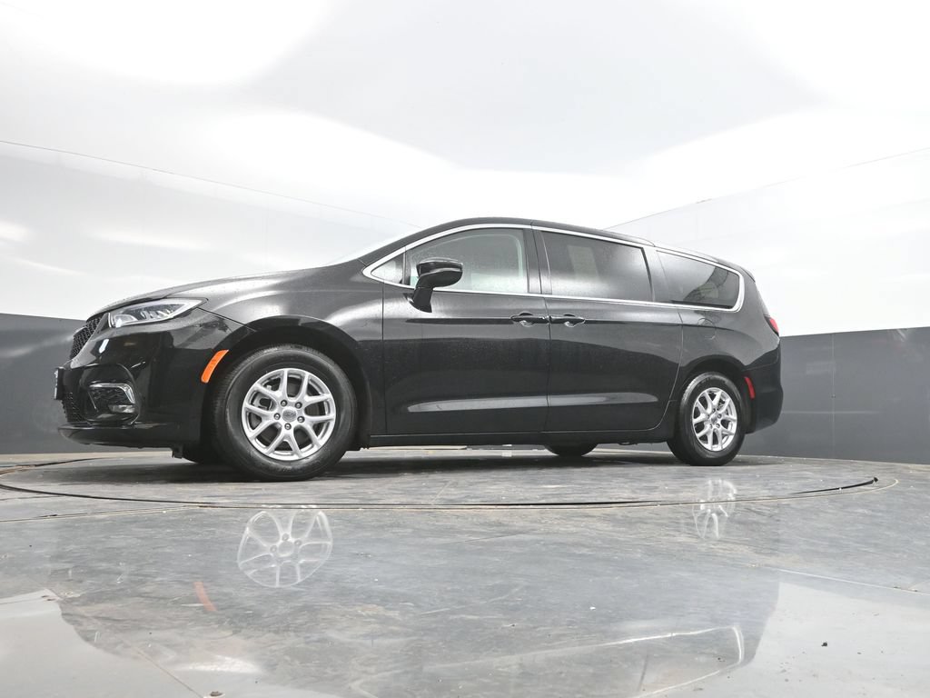 Used 2024 Chrysler Pacifica Touring-L FWD image 34