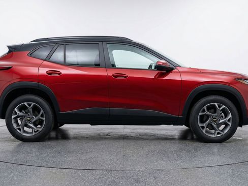 Used 2025 Chevrolet Trax LT w/ LT Convenience Package image 11