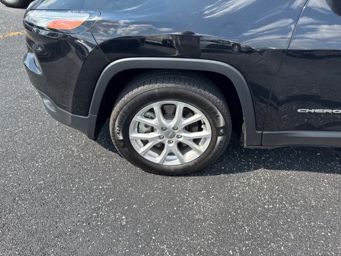 Used 2018 Jeep Cherokee Latitude w/ Cold Weather Group FWD image 9