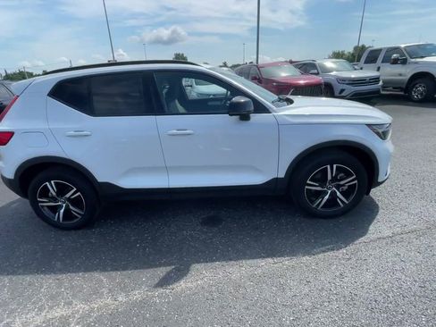 Used 2024 Volvo XC40 B5 Core image 2