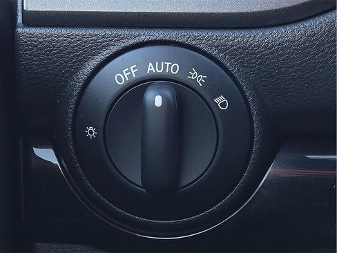 Used 2023 Nissan Titan SV w/ SV Convenience Package image 17