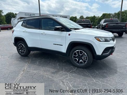 Used 2025 Jeep Compass Trailhawk AWD/4WD image 3