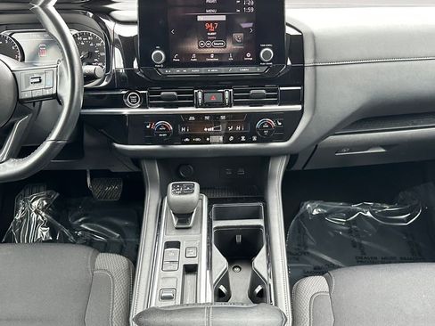 Used 2024 Nissan Pathfinder SV image 11