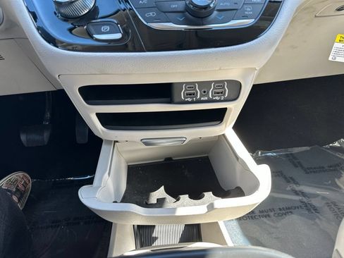 Used 2023 Chrysler Pacifica Touring-L AWD/4WD image 33