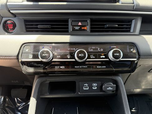 Used 2025 Honda Pilot Touring image 24