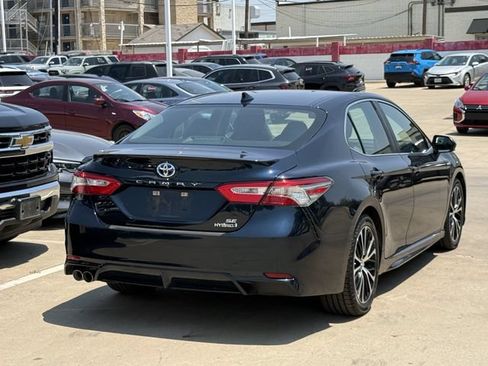 Used 2019 Toyota Camry SE FWD image 4