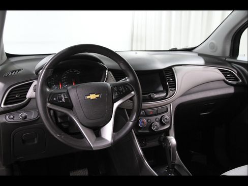 Certified 2022 Chevrolet Trax LT w/ LT Convenience Package image 6