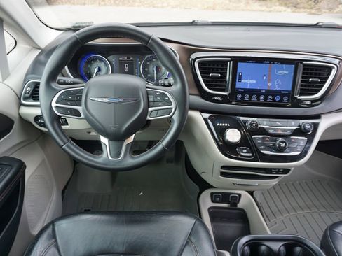 Used 2017 Chrysler Pacifica Touring-L w/ Tire & Wheel Group image 4