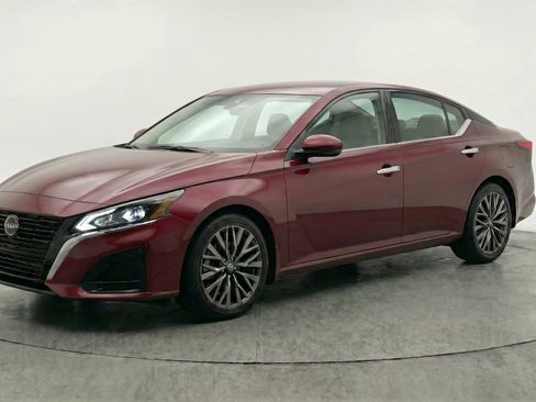Used 2025 Nissan Altima 2.5 SV FWD image 3