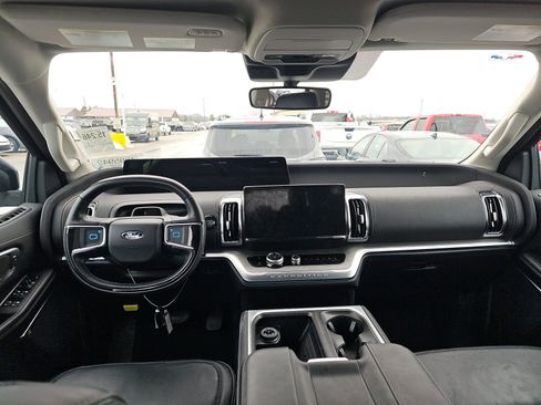 Used 2025 Ford Expedition Platinum image 11